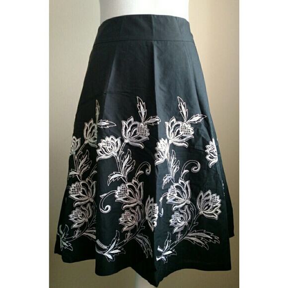 Ann Taylor LOFT Embroidered Skirt - Size 2 - EUC - Picture 1 of 7